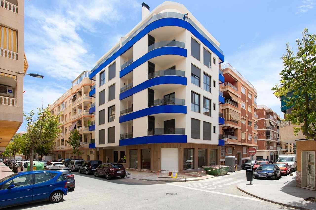 Modern 2 bedroom apartment (3rd floor) in the centre of Torrevieja, Alicante close to Playa del Cura and Paeo Maritimo, with everything you need within walking distance of this popular touristic city - Image 1