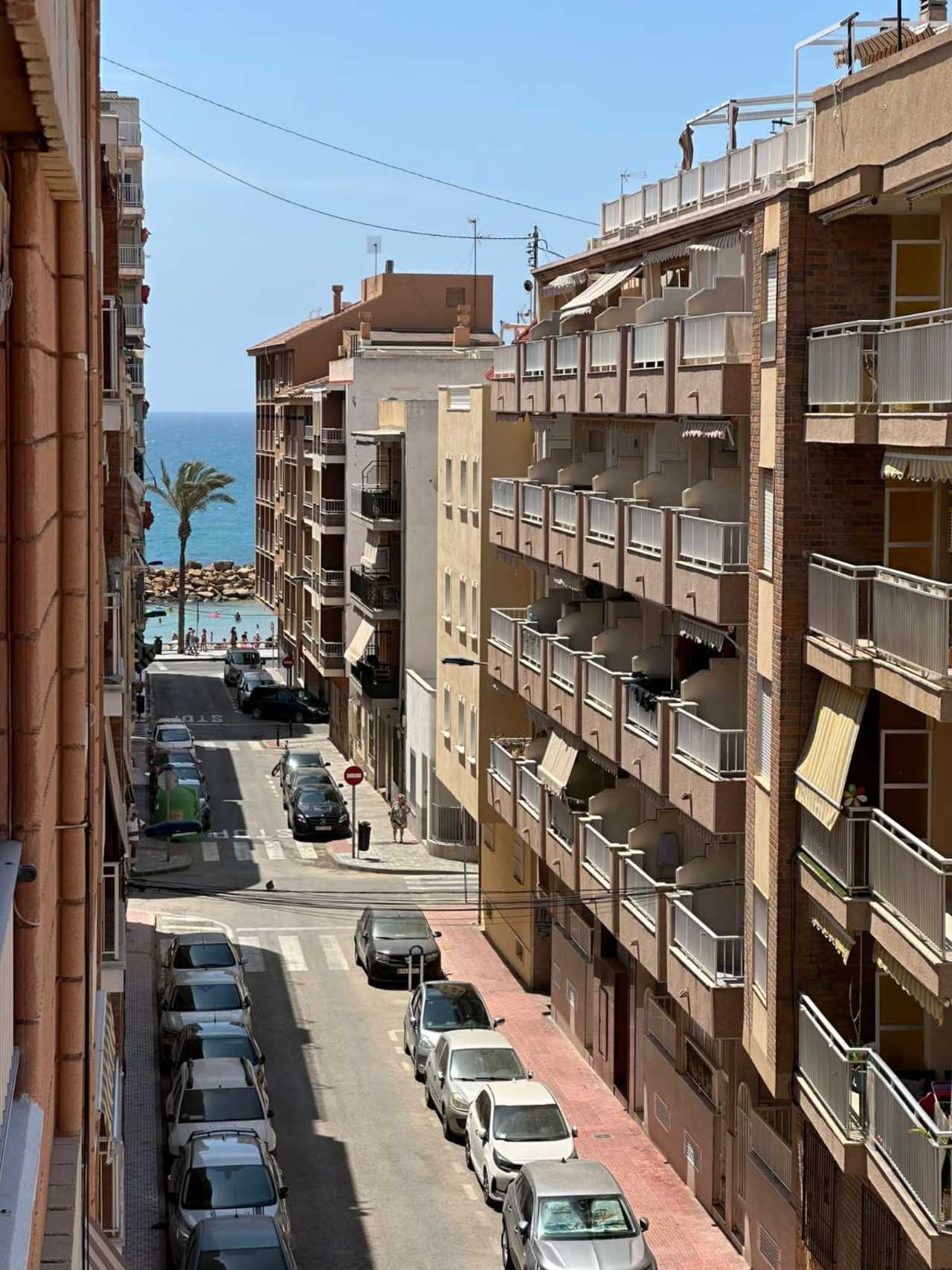 Modern 2 bedroom apartment (3rd floor) in the centre of Torrevieja, Alicante close to Playa del Cura and Paeo Maritimo, with everything you need within walking distance of this popular touristic city
