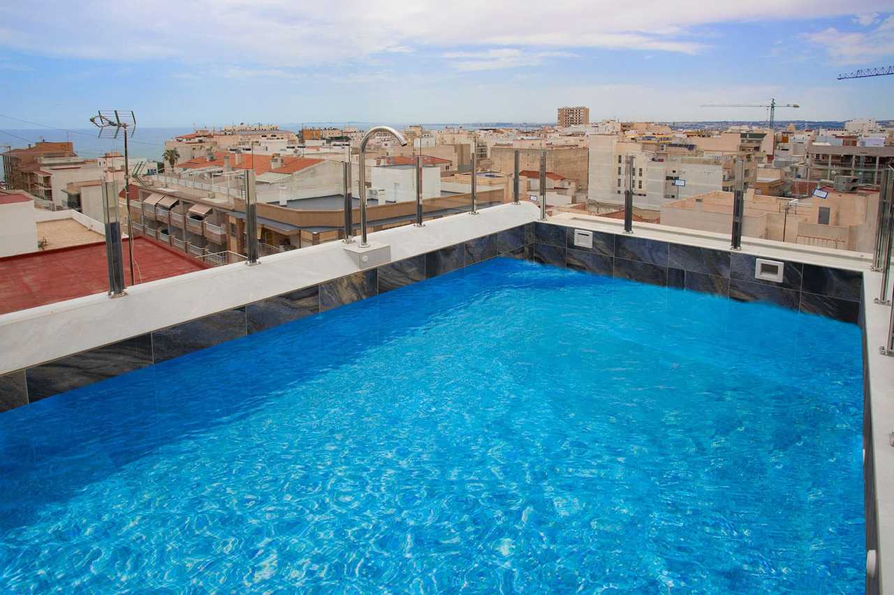 Modern 2 bedroom apartment (3rd floor) in the centre of Torrevieja, Alicante close to Playa del Cura and Paeo Maritimo, with everything you need within walking distance of this popular touristic city