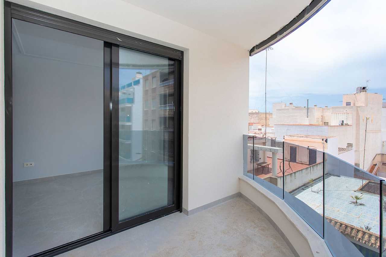 Modern 2 bedroom apartment (3rd floor) in the centre of Torrevieja, Alicante close to Playa del Cura and Paeo Maritimo, with everything you need within walking distance of this popular touristic city
