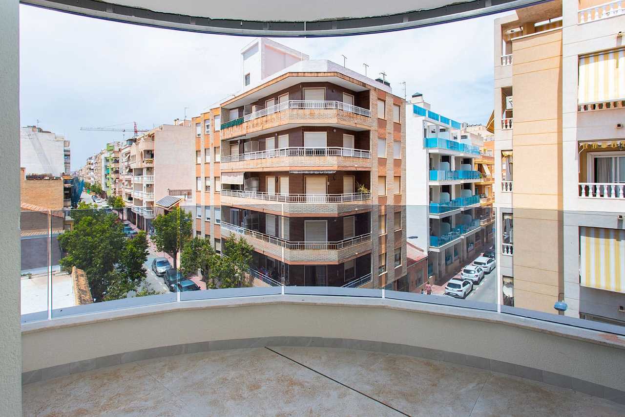 Modern 2 bedroom apartment (3rd floor) in the centre of Torrevieja, Alicante close to Playa del Cura and Paeo Maritimo, with everything you need within walking distance of this popular touristic city