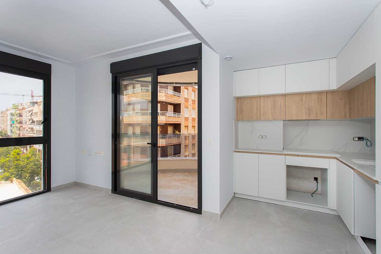 Modern 2 bedroom apartment (3rd floor) in the centre of Torrevieja, Alicante close to Playa del Cura and Paeo Maritimo, with everything you need within walking distance of this popular touristic city