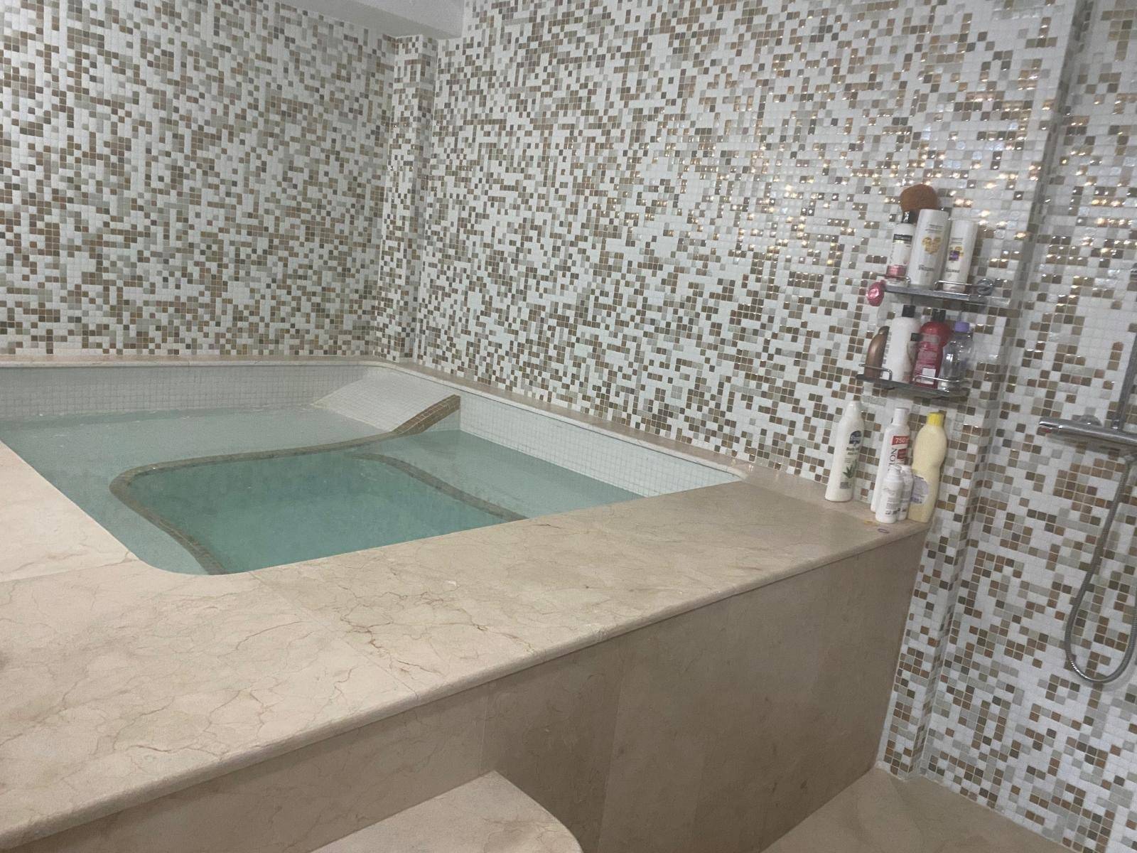 This well-maintained home, just 3000 meters from the beach, provides an ideal space for family livin - Image 1