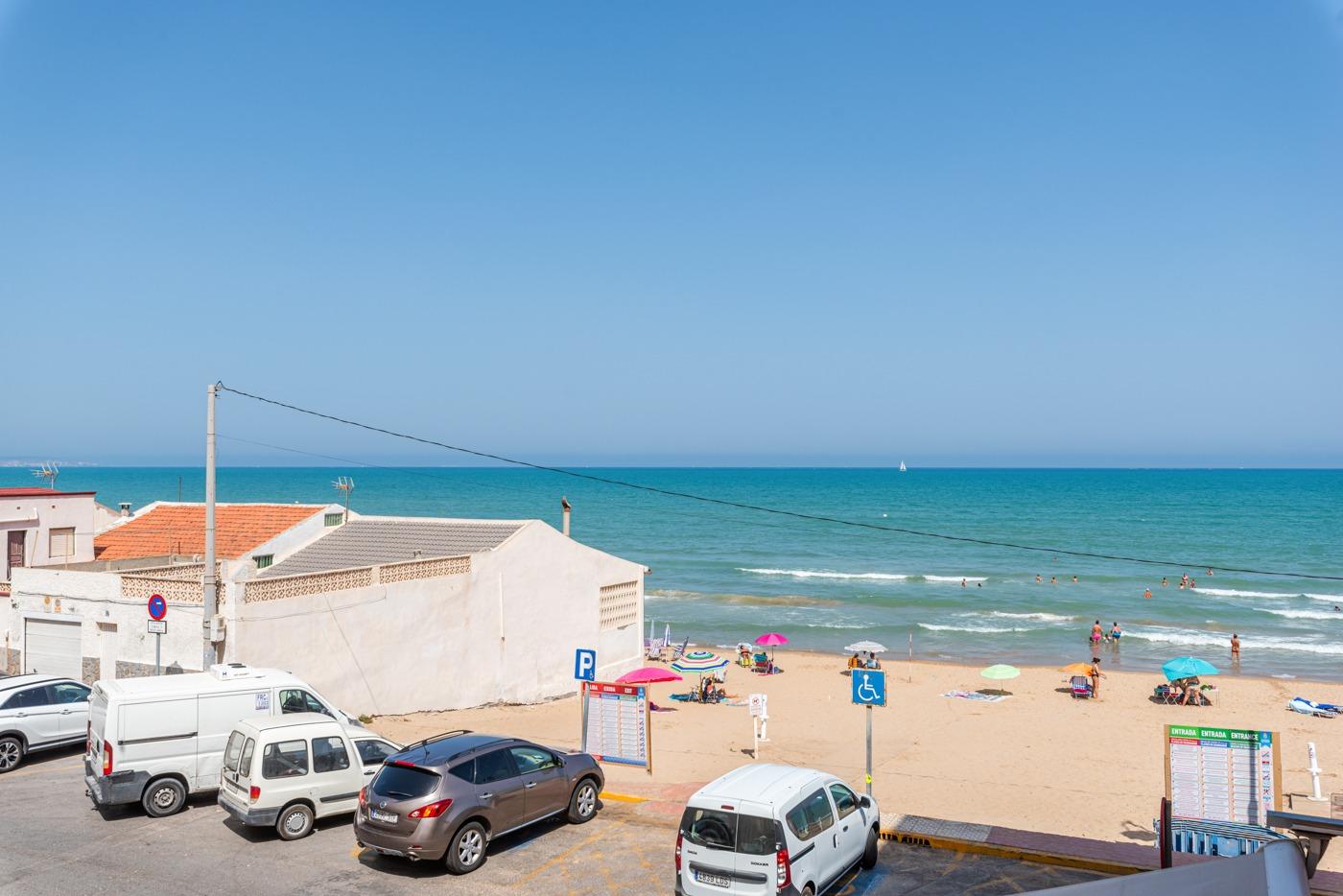 We present to you this exclusive renovated apartment with sea views located in Guardamar del Segura, - Image 1