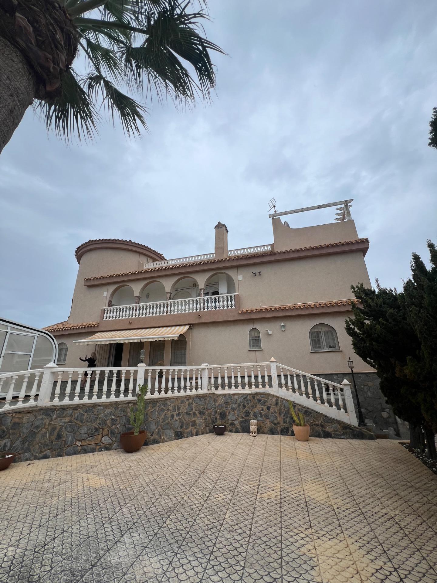 Villa in the Y industrial estate on the seafront with a large garden and heated pool - Image 1