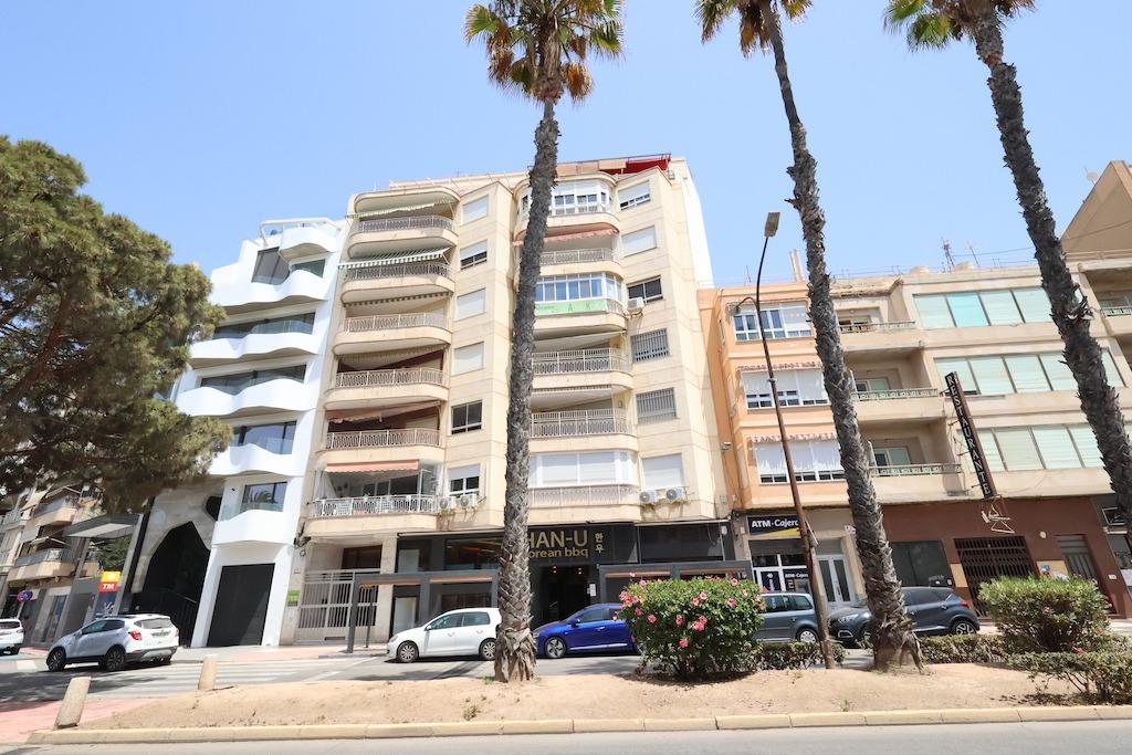 Torrevieja Avda de la Libertad, 1st floor apartment in front of the new port shopping centre with un - Image 1