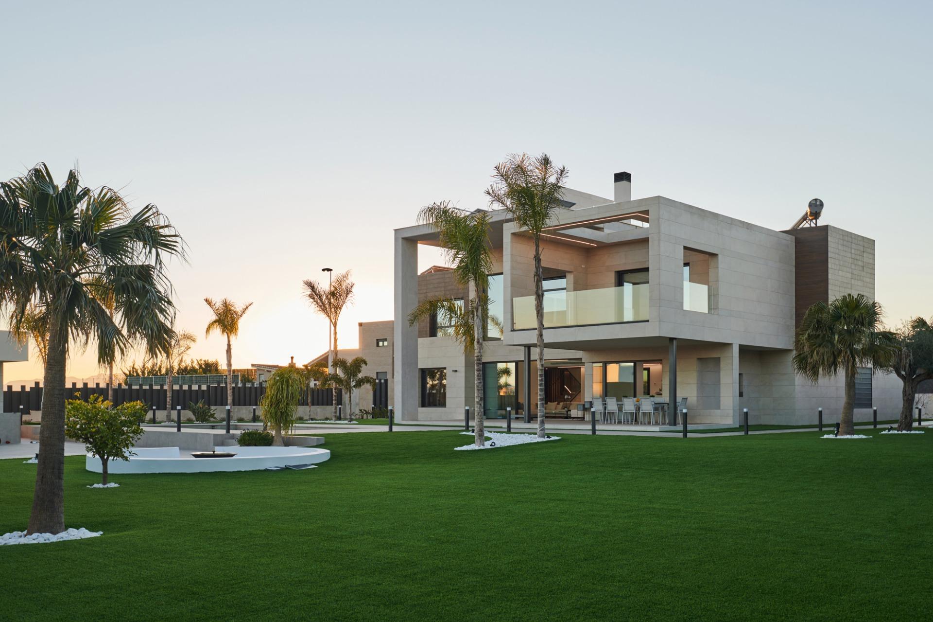 Impressive villa built in 2020 on a plot of almost 2 - Image 1