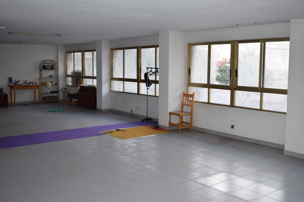 This place, a real treasure, is strategically located with the bus stop at the door, a garage across - Image 1