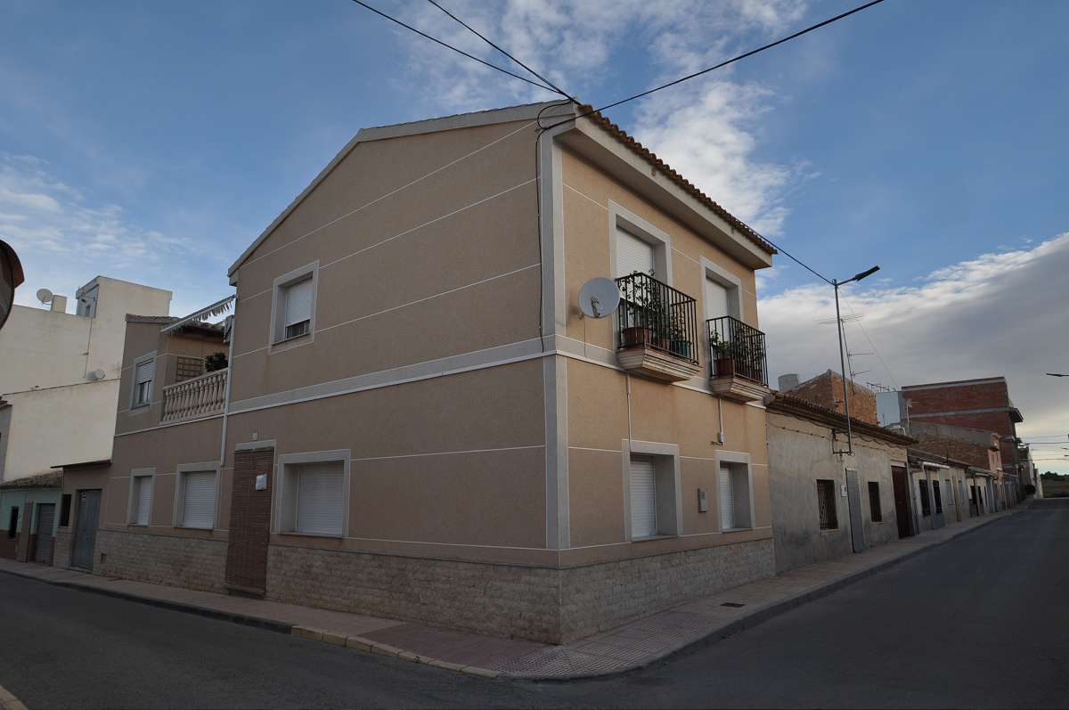A very large and spacious town house in Pinoso close to all amenities including the medical centre, - Image 1