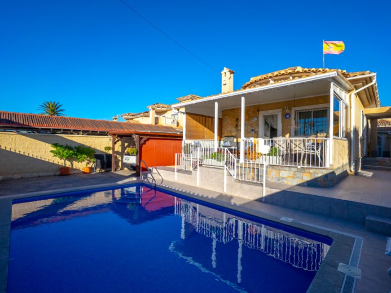 Welcome to this charming and very well-maintained villa in sought-after La Siesta, Torrevieja - an o - Image 1